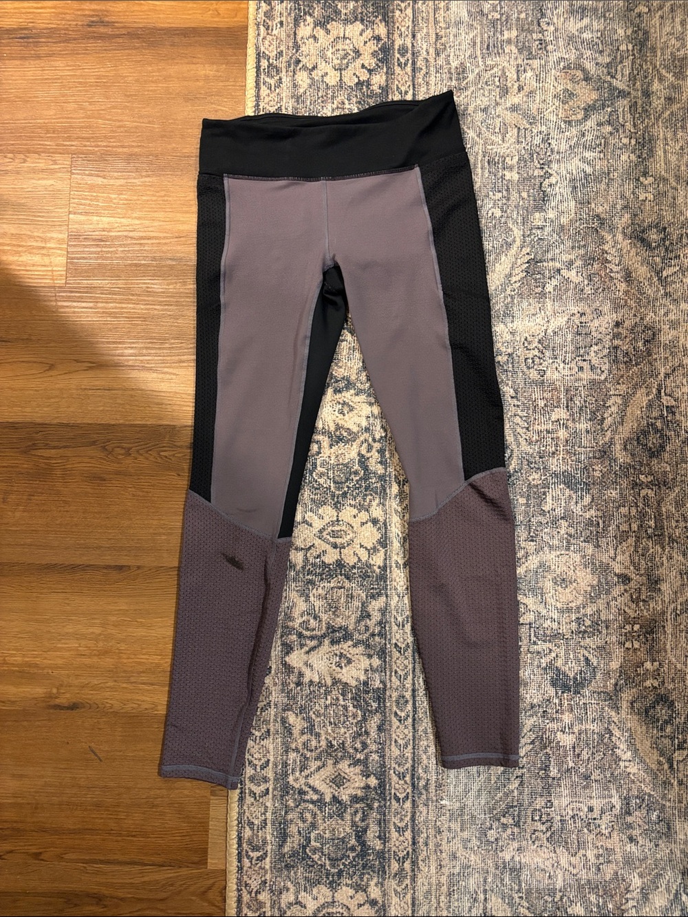Colorblock High-Waist Leggings in Mauve and Black